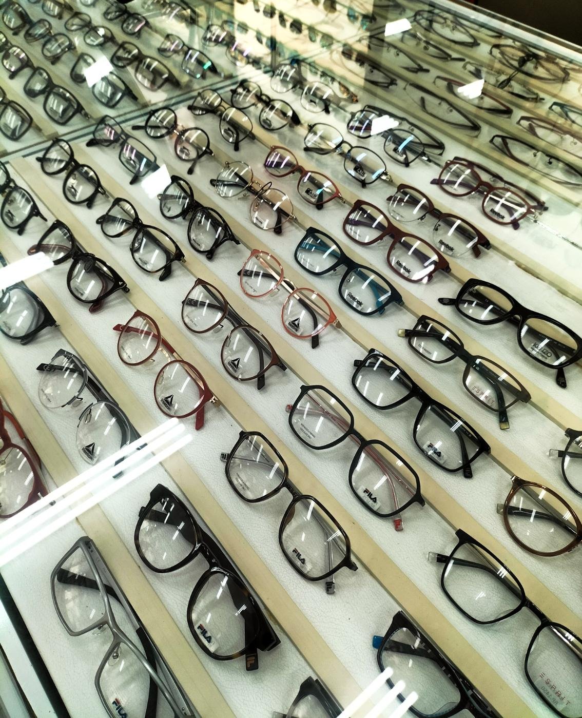 opticians-shop-shelves-with-eyeglasses-rims-selective-focus