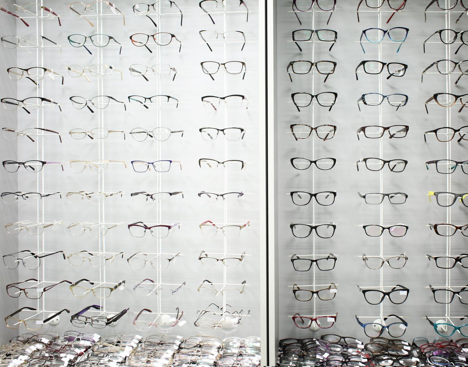 showcase-with-spectacles-modern-ophthalmic-store