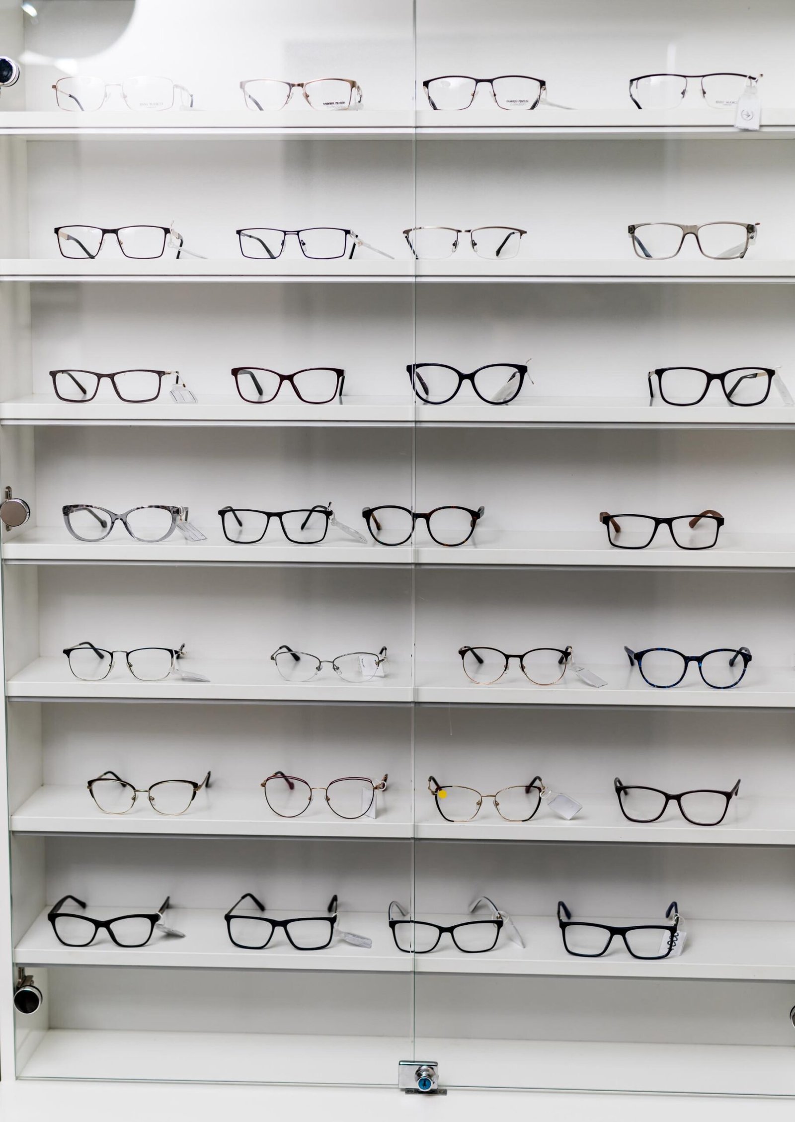 stand-eyeglasses-shop-optical-accessories-store