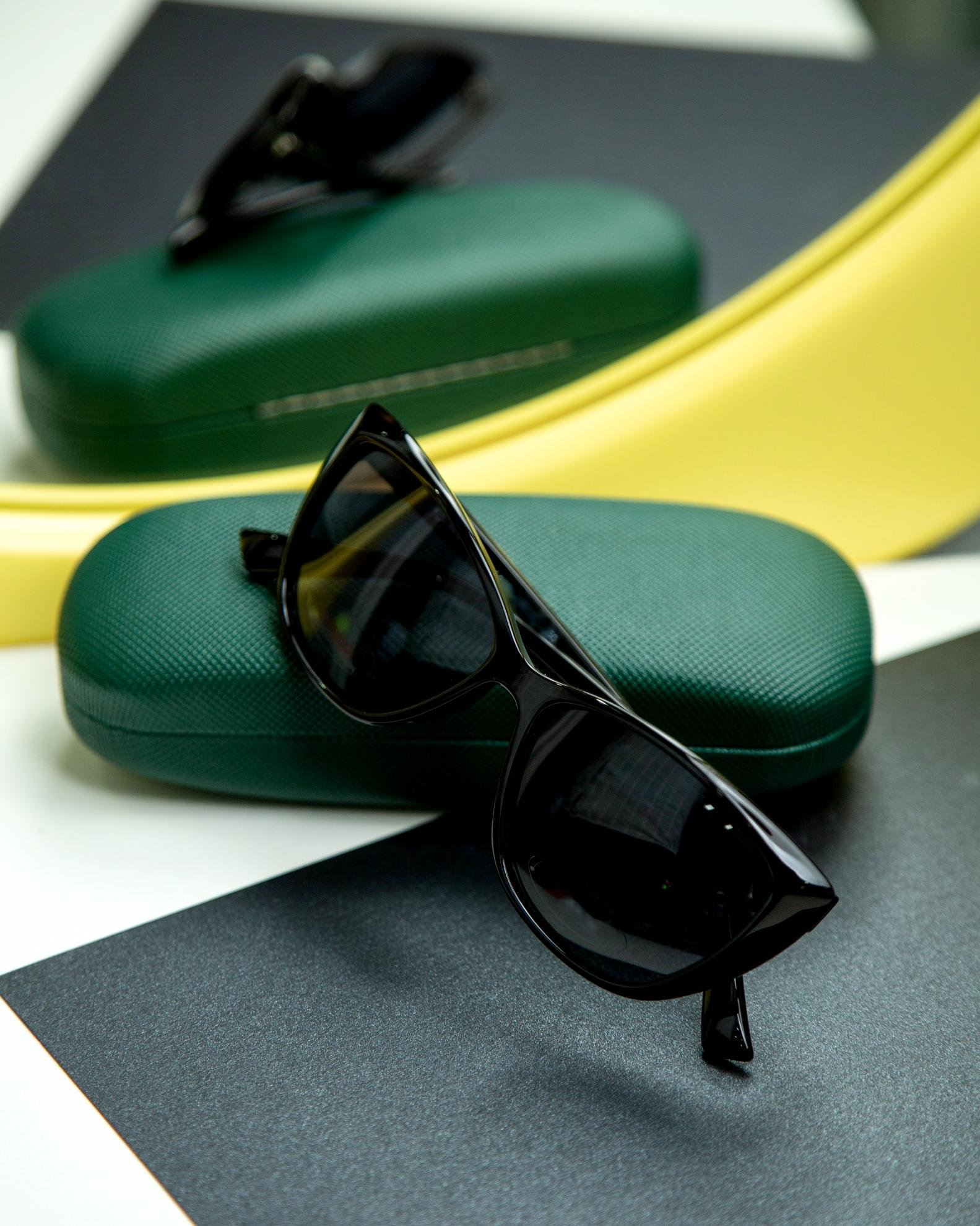 sun-glasses-table